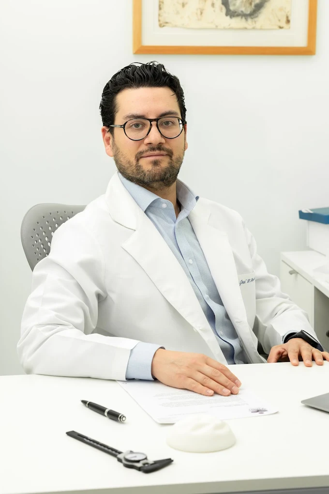 Dr. Alan Martínez Moctezuma durante atención y valoración médica